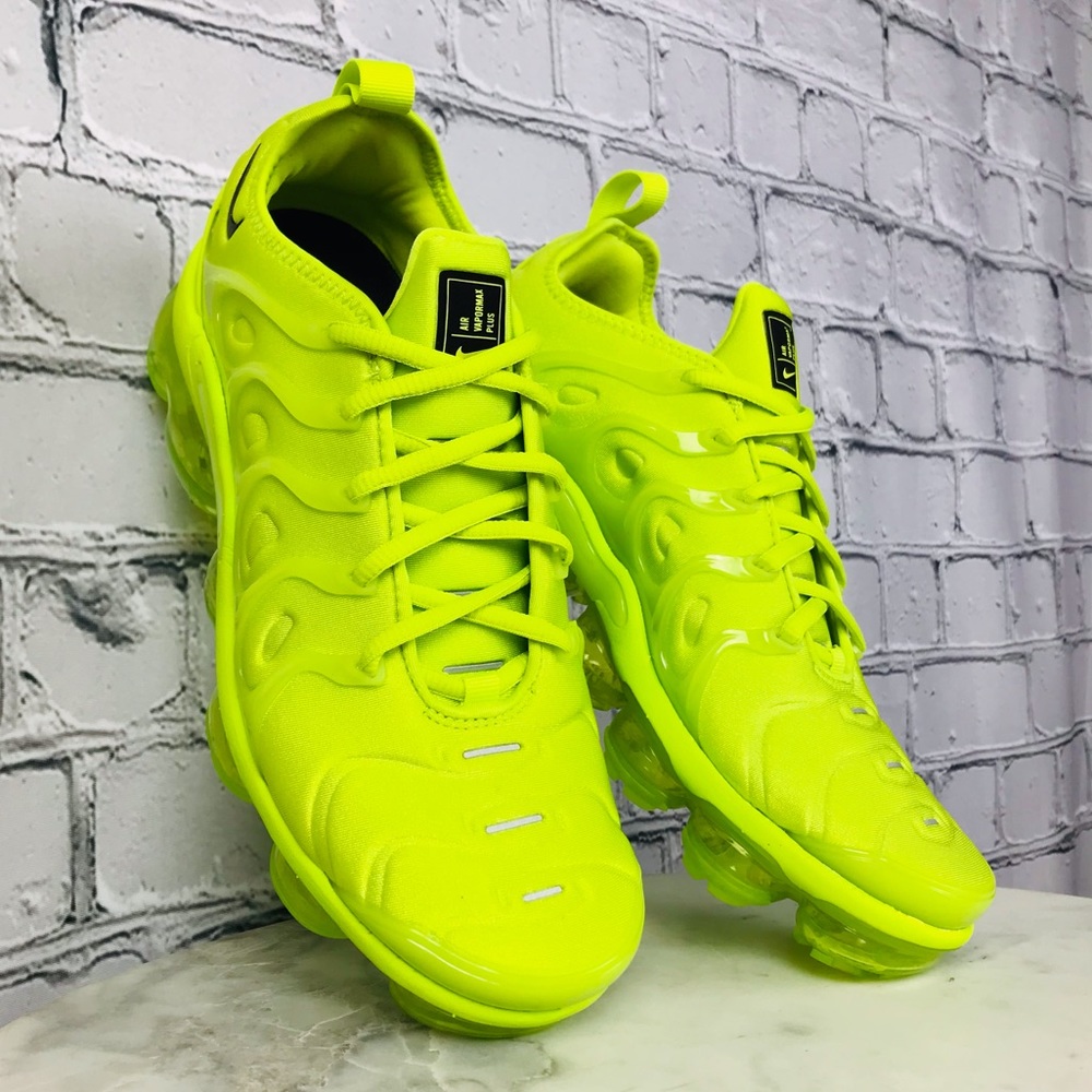 Nike VaporMax Plus Women’s Neon Green Athletic Sport Shoe Sz 8.5 - DX1784-300